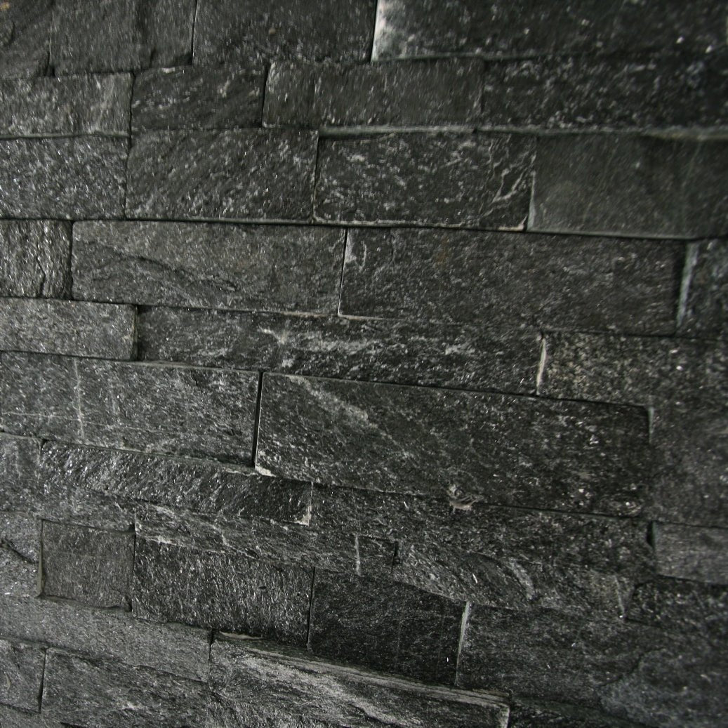 Naturstein Verblender Muster aus Quarzit Black zeigt eine natürliche, dunkle Steinoberfläche für elegante Wandgestaltung.