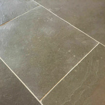 Gespaltene und gebürstete Kalksteinfliesen von CHATEAU TAUPE, Naturstein, für elegante Boden- oder Wandgestaltung.