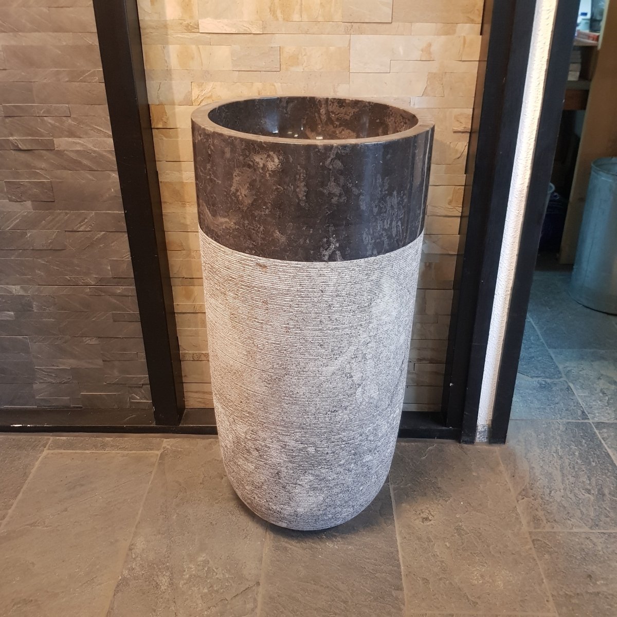 Graues und schwarzes Marmor-Standwaschbecken von Kreta, elegantes Badgestaltungselement mit stilvollem Design