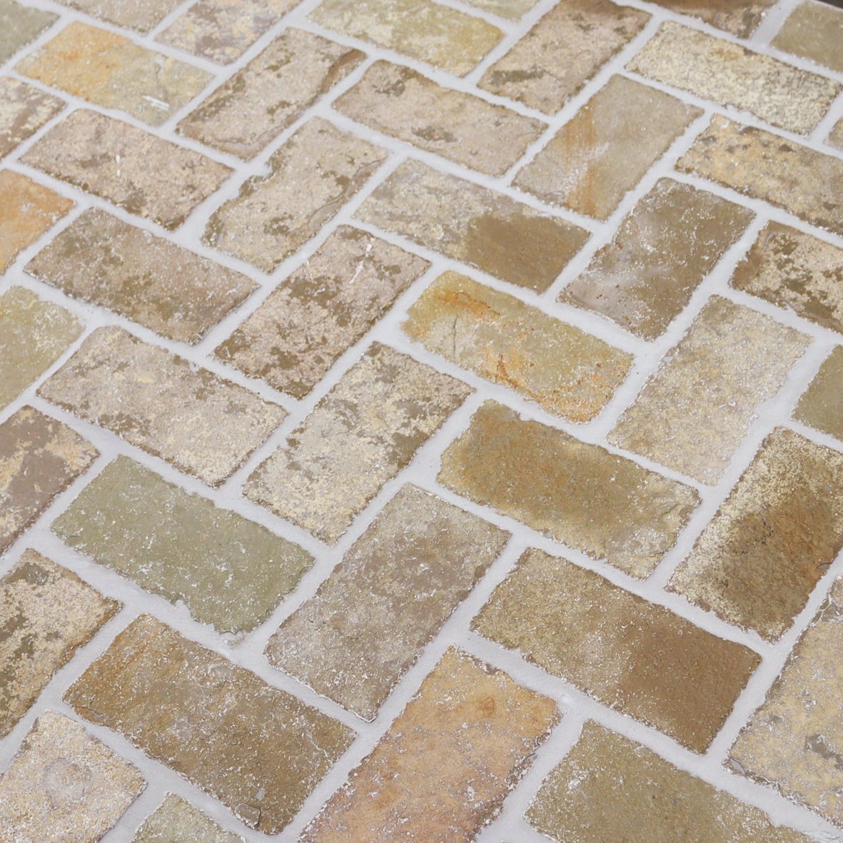 Naturstein-Kalksteinfliesen von CHATEAU JAUNE mit rustikaler Oberfläche und natürlichen Farbtönen, ideal für Boden- und Wandbeläge.