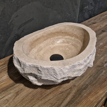 Grober Travertin Aufsatzwaschbecken von WAVE, naturstein, für Badgestaltung in verschiedenen Größen, handgefertigt, robustes Design
