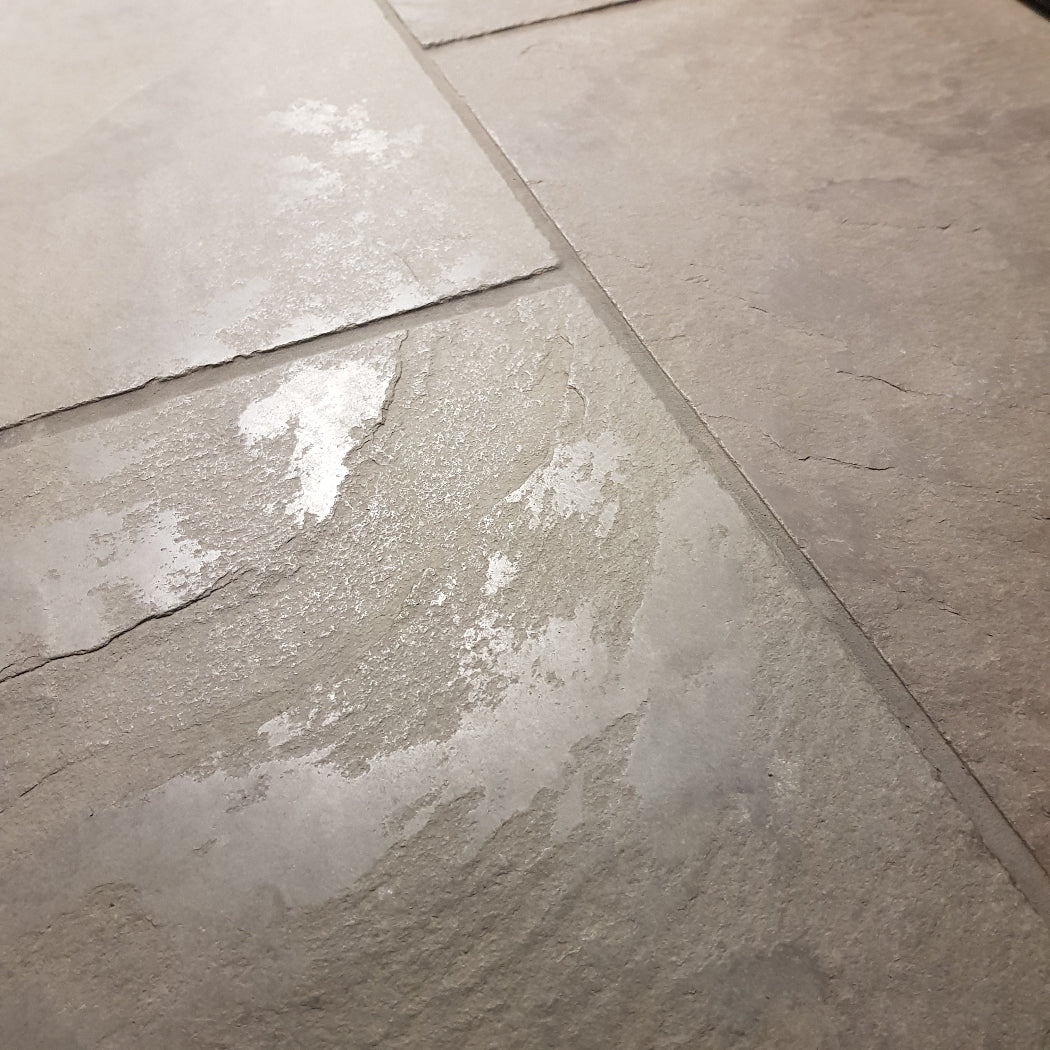 Getrommelte Kalksteinfliesen von CHATEAU TAUPE, naturbelassene Fliesen mit texturierter Oberfläche, ideal für Naturstein-Design.