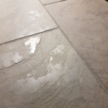 Getrommelte Kalksteinfliesen von CHATEAU TAUPE, naturbelassene Fliesen mit texturierter Oberfläche, ideal für Naturstein-Design.
