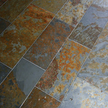 Mehrfarbige Schieferfliesen aus Naturstein von BRASIL MULTICOLOR, detailreiche Oberfläche und natürliche Textur sichtbar.
