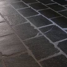 Natürliche silbergraue Schieferfliesen von SILVER BLUE, gehämmert, aus Naturstein, ideal für Wand und Bodenbeläge.