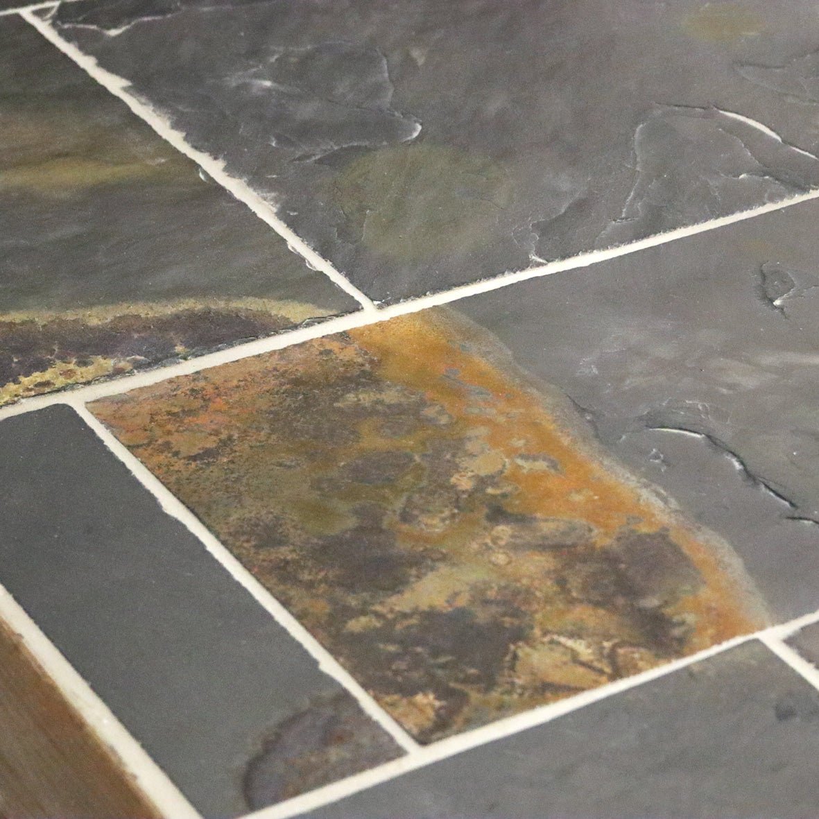 Natürliche Schieferfliesen von Oyster, rechteckige Natursteinfliesen für Boden- und Wandbeläge, dunkle, strukturierte Oberfläche.