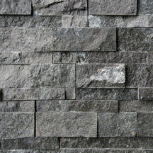 Muster Naturstein Verblender aus Quarzit Karbon Black, strukturierte Oberfläche und dunkle Farbnuancen, ideal für Wandgestaltung.