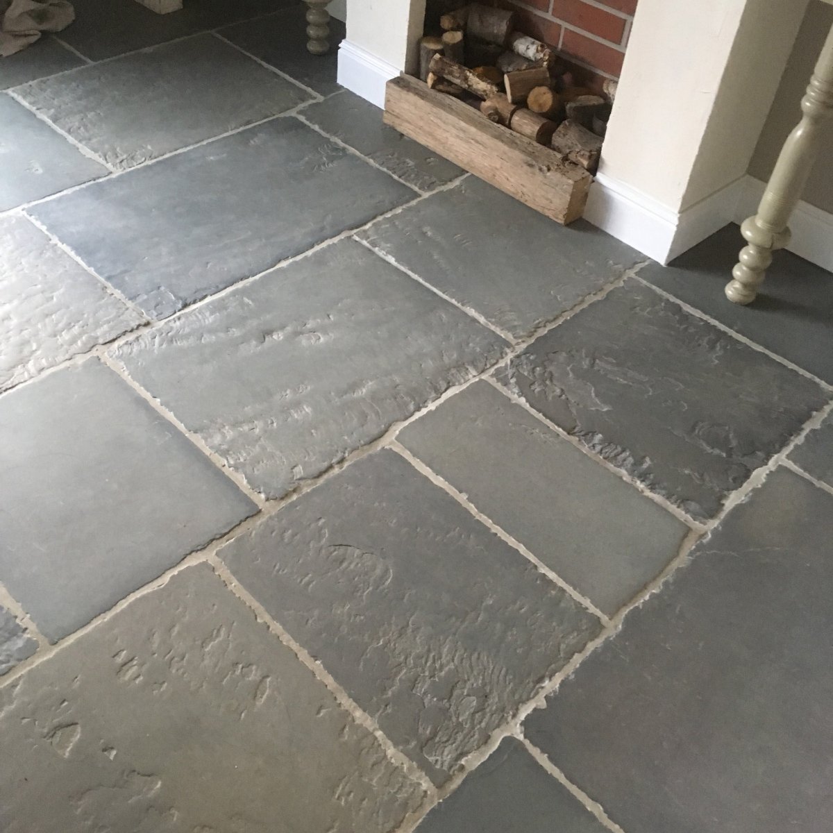 Muster Sandsteinfliesen Chateau Gris für Schlossboden, rechteckiges Muster mit grauer, natürlicher Steinoptik, detailreiche Textur.
