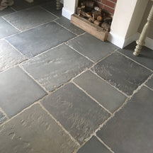 Muster Sandsteinfliesen Chateau Gris für Schlossboden, rechteckiges Muster mit grauer, natürlicher Steinoptik, detailreiche Textur.