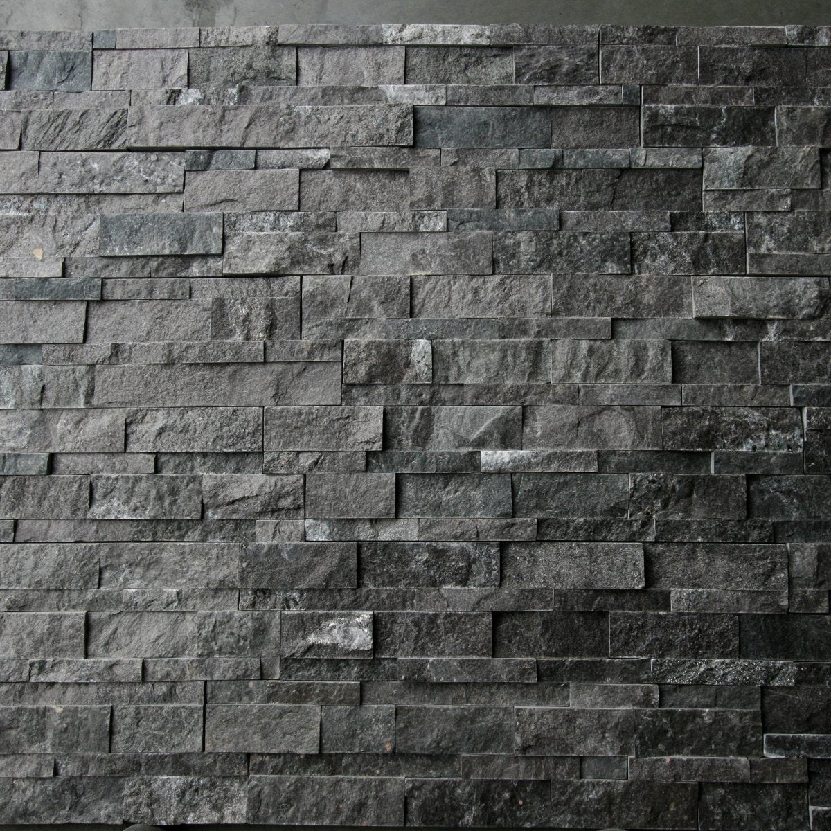 Muster Naturstein Verblender Quarzit Karbon Black mit abwechslungsreichem Muster und dunkler, edler Optik