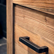 Massivholz Hochschrank für Bad, rustikale Eleganz aus Altholz, TAMAR Badgestaltung, Modell 4, zeigt detailliertes Holzdesign.