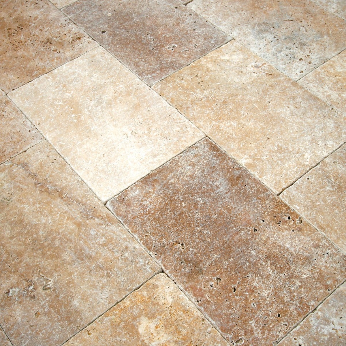 Natürliche Travertin-Terrassenplatten in Dunkel-Mix, hochwertiger Naturstein für elegante Außenbereiche, detailreiche Oberflächenstruktur.