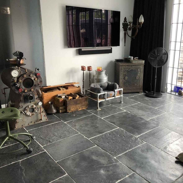 Muster Kalksteinfliesen CHATEAU NOIR mit Schlossboden-Design, natürliche dunkle Steinoptik, ideal für Bodenbeläge