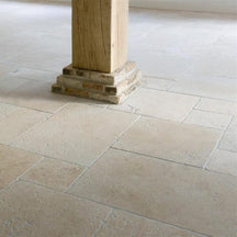 Getrommelte Travertin Fliesen von TRAVERTIN LIGHT, natursteinartige Bodenfliesen mit rustikalem Look, ideal für stilvolle Räume.