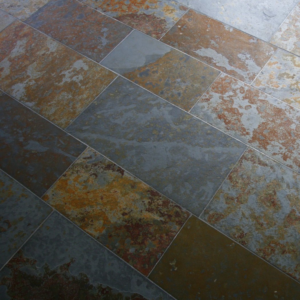 Mehrfarbige Schieferfliesen von BRASIL MULTICOLOR, Natursteinfliesen mit natürlicher Textur und dunklen, bunten Steinfarben.