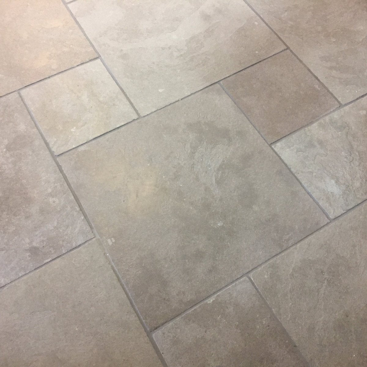 Getrommelte Kalksteinfliesen von CHATEAU TAUPE, Naturstein, glatte Oberfläche und rustikale Optik, ideal für Boden- und Wandbeläge.