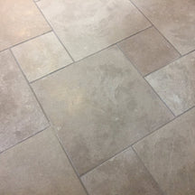Getrommelte Kalksteinfliesen von CHATEAU TAUPE, Naturstein, glatte Oberfläche und rustikale Optik, ideal für Boden- und Wandbeläge.
