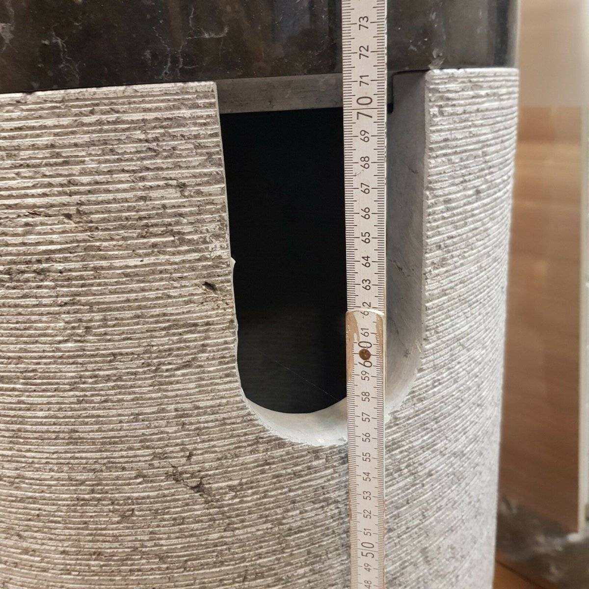 Graues und schwarzes Marmor-Standwaschbecken von Kreta, elegantes Badgestaltungselement für modernes Badezimmer
