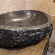 Naturstein Waschbecken von WAVE in grober Blaustein-Optik, für elegante Badgestaltung, in verschiedenen Größen.