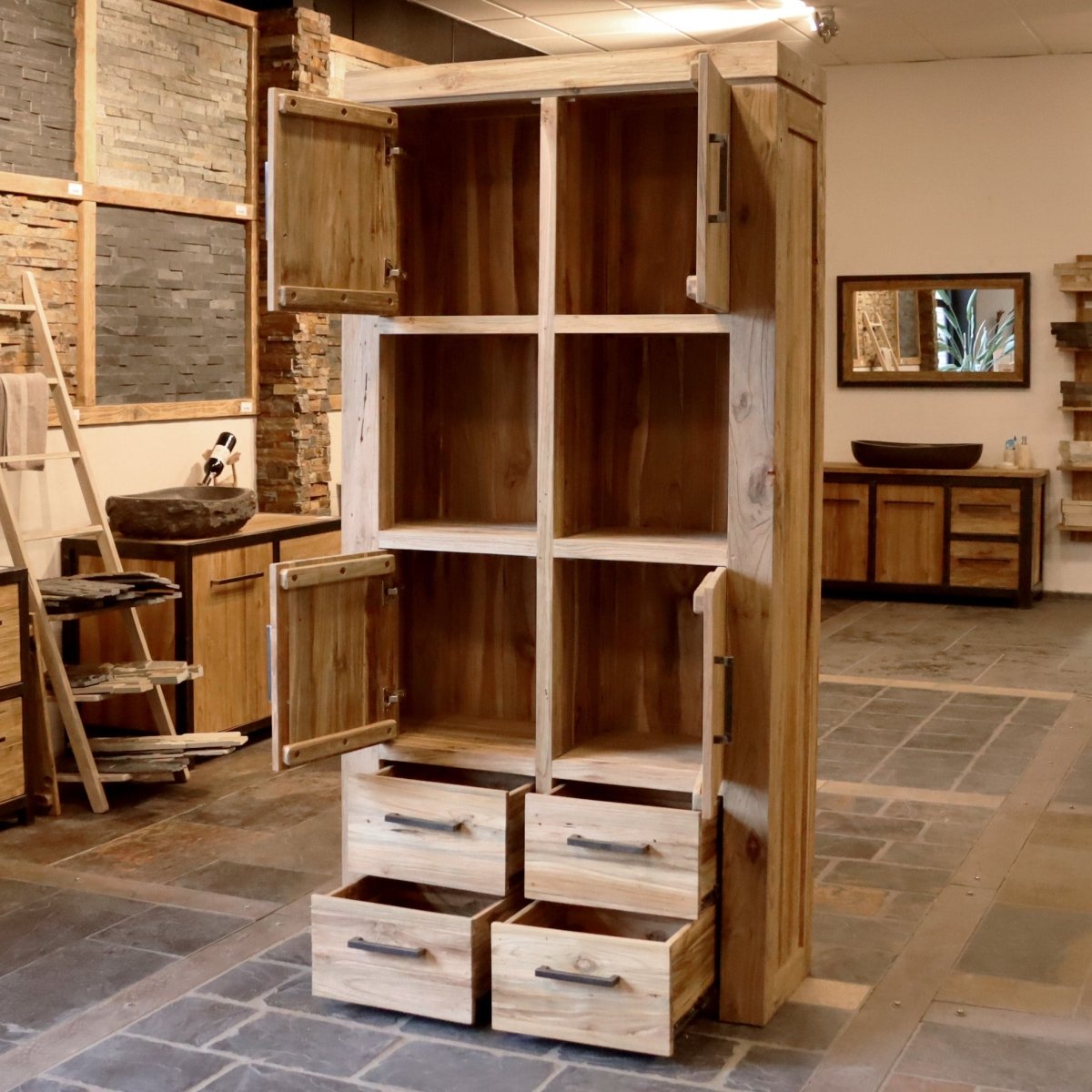 Großer Badezimmer-Hochschrank von TAMAR aus recyceltem Holz, stilvolle Badgestaltung, Modell 8, sichtbare Türen und Stauraum