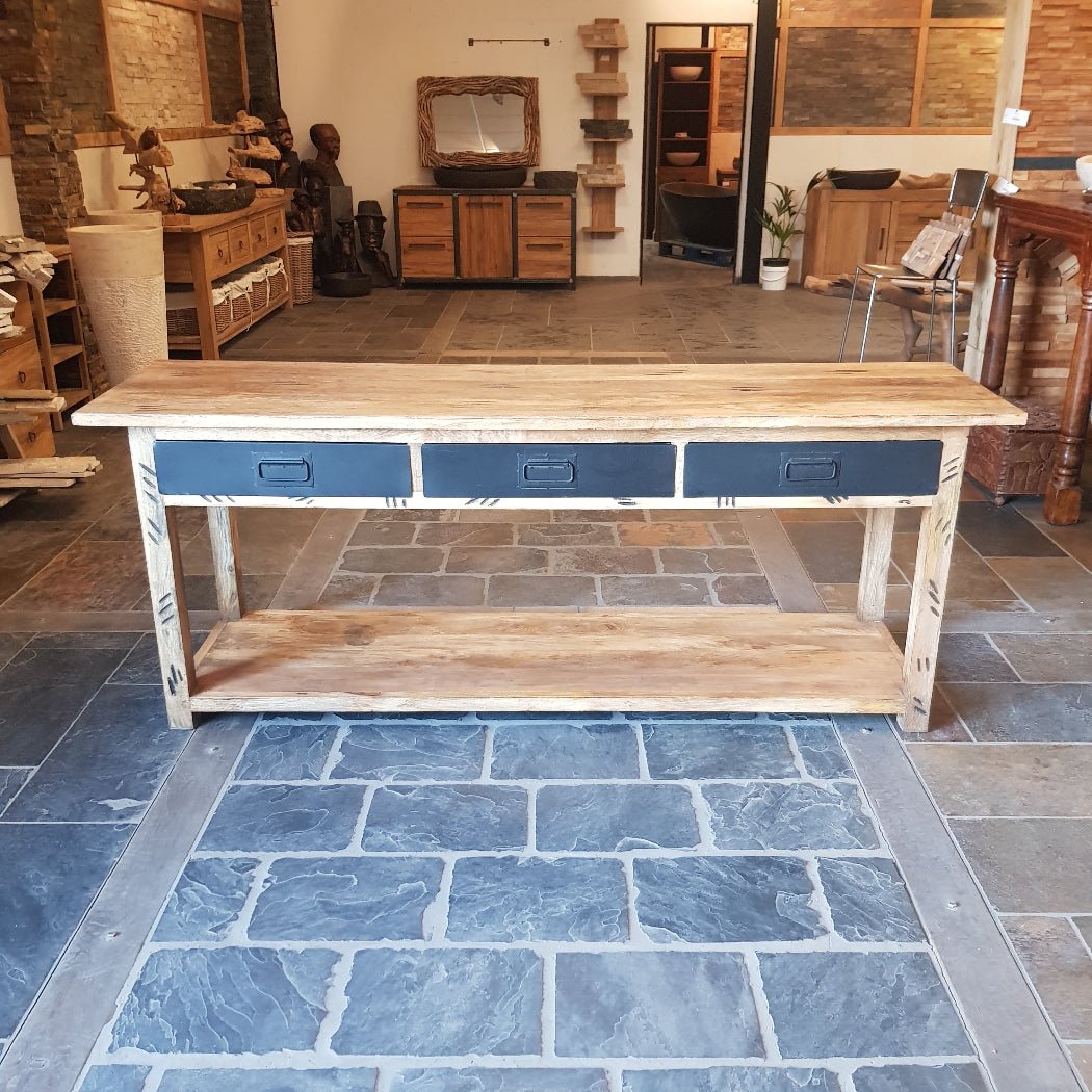 Rustikaler Unterschrank aus recyceltem Teakholz für Badgestaltung, von MADRAS, mit natürlicher Holzoptik und robustem Design.