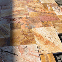 Muster für Terrassenplatten aus Travertin Scabas Antik Gold, gezeigtes Muster mit goldfarbenen, antik wirkenden Natursteinplatten