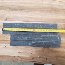 Schiefer Cross Cut Naturstein Verblender Muster zeigt eine große Schieferplatte mit quadratischer Schnittart, ideal für Wandgestaltung.