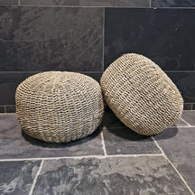 Handgeflochtenes Sitzkissen aus Seegras von POUF, ideal für Badgestaltung, zeigt die strukturierte Oberfläche und Naturmaterialien