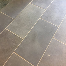 Geschliffene und getrommelte Kalksteinfliesen im Muster Château Taupe für Schlossböden, von der Marke Muster.
