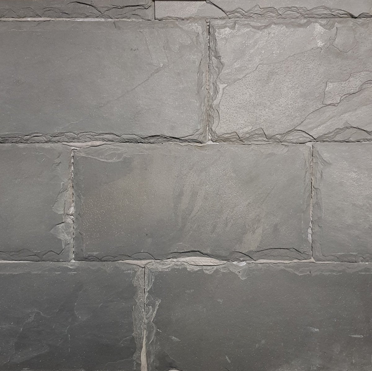Naturstein Verblender aus afrikanischem Schiefer von BOEBOE BLACK, dekorative Wandverkleidung, natürliche Textur und dunkle Farbtöne