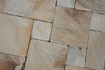 Natürliche Sandstein-Terrassenplatten von MINT, robust und stilvoll für elegante Terrassen, detailreiche Oberflächenstruktur sichtbar