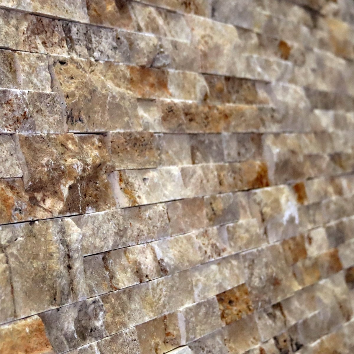 Naturstein Verblender aus Travertin Scabas Antik Gold, Musterblock, natürliche Textur und warme Goldtöne, ideal für Wandgestaltung