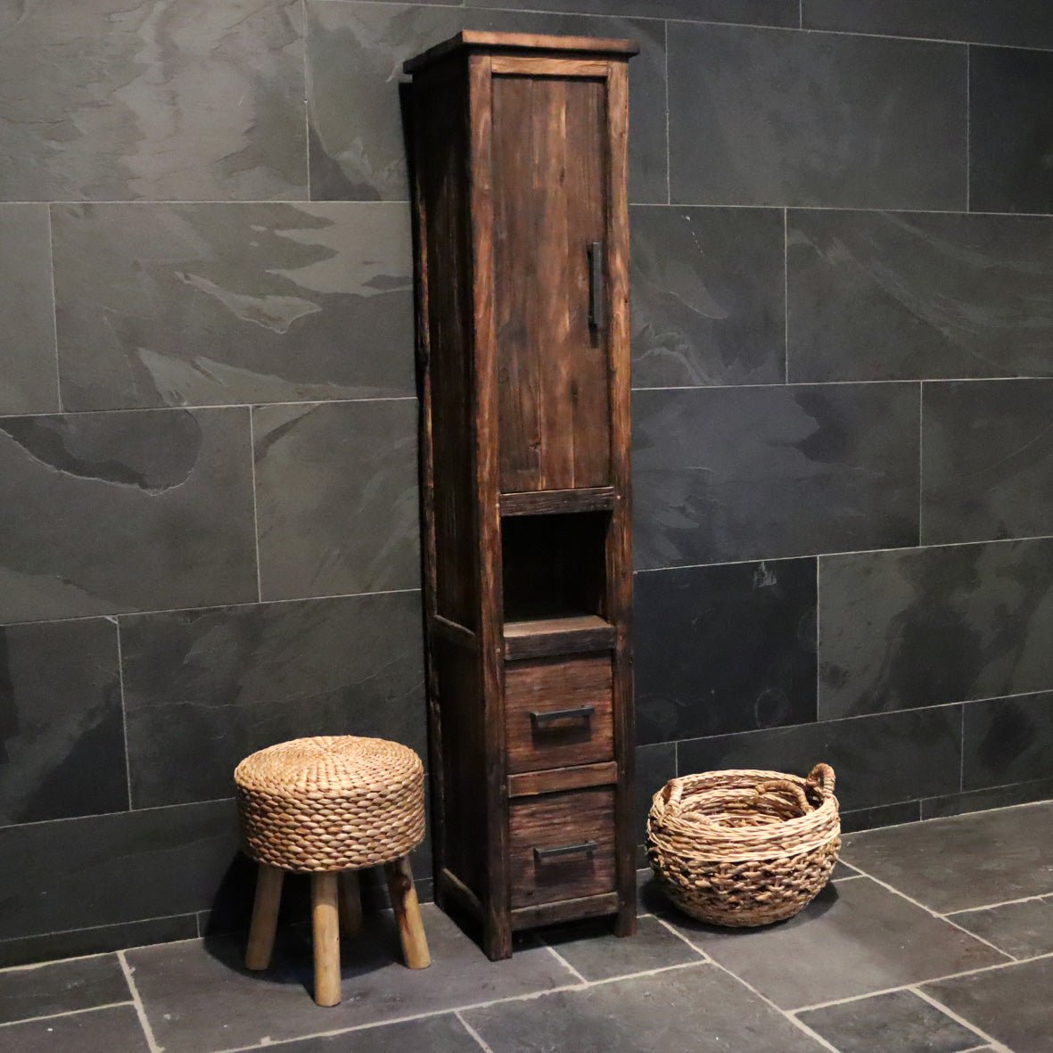 Massiver Bad-Hochschrank aus Teakholz von Timor, nachhaltige Handarbeit, elegantes Design für Badezimmergestaltung.