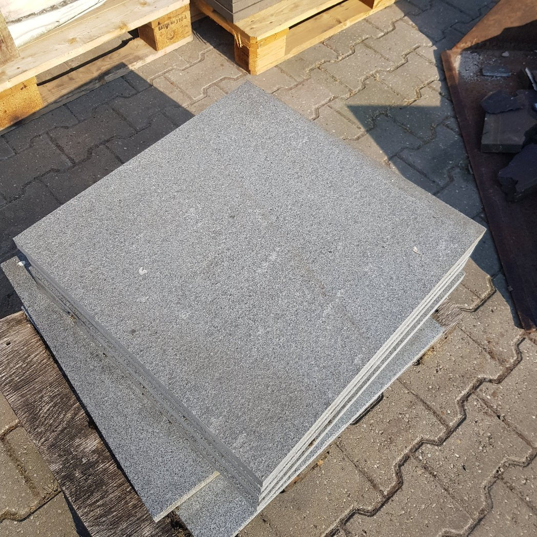 Geflammt und gebürstete GRANIT Terrassenplatten aus Naturstein, für elegante Außenbereiche und Terrassengestaltung.
