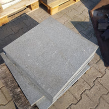 Geflammt und gebürstete GRANIT Terrassenplatten aus Naturstein, für elegante Außenbereiche und Terrassengestaltung.