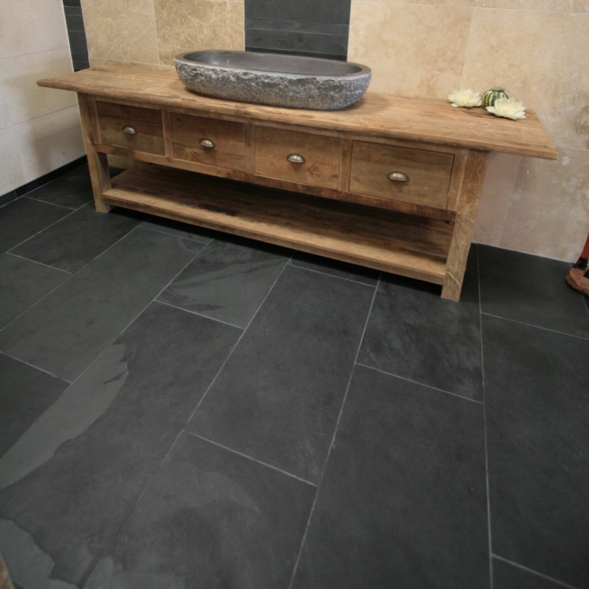 Schieferfliesen von Mustang Black Slate in verschiedenen Formaten, naturbelassene Steinfliesen für Wand und Boden.