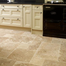 Getrommelte Travertin Fliesen von TRAVERTIN LIGHT MIX in natürlichem Naturstein-Design, ideal für Boden- und Wandbeläge.