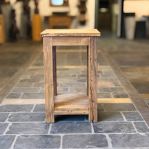Teak Badezimmer-Unterschrank aus Altholz, kompakte Badgestaltung von Bantam, sichtbare Holzstruktur und modernes Design.