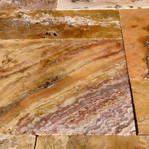 Musterfliese aus getrommeltem Travertin Scabas Antik Gold mit antiker, rustikaler Optik, natürliche Textur und warme Goldtöne.