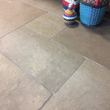 Gebürstete, gespaltete Kalksteinfliesen im Muster CHATEAU TAUPE, geschliffen, für elegante Boden- oder Wandgestaltung.