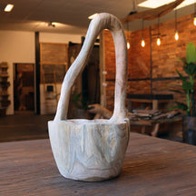 Deko-Teakholz Badgestaltung aus Körbchen mit natürliche Holzoptik, ideal für Badezimmerdekoration und -gestaltung.