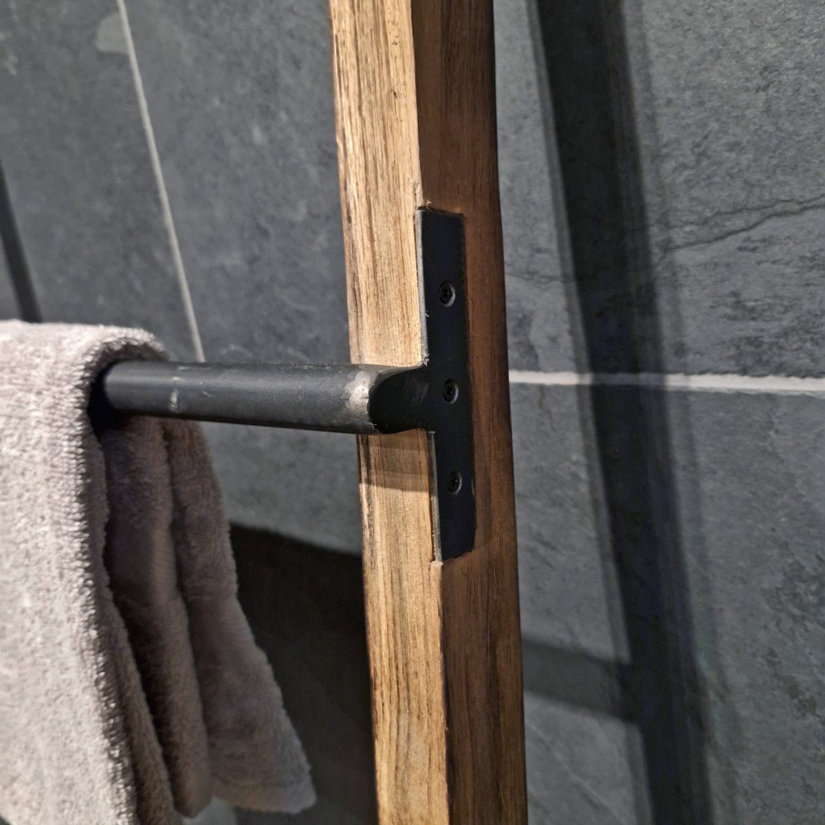 Moderner Handtuchleiter aus Teakholz und Metall für Badezimmer, stilvolle Badgestaltung im Natur-Look