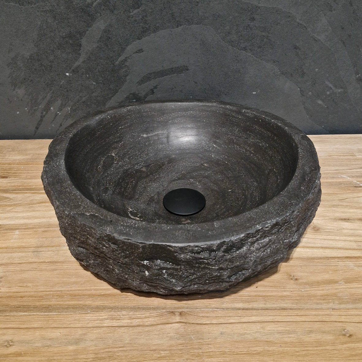 Naturstein Aufsatzwaschbecken von CAIRO aus Blaustein grob, geeignet für Badgestaltung in verschiedenen Größen.