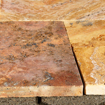 Muster für Terrassenplatten aus Travertin Scabas Antik Gold, natürliche goldene Farbvariation, detailreiche Oberflächenstruktur.