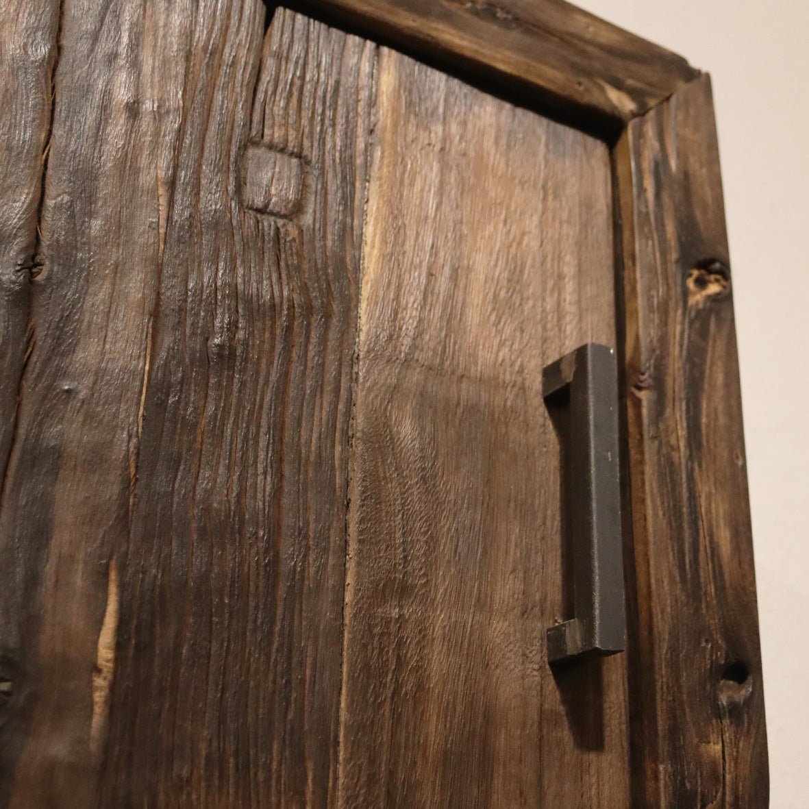 Massivholzzahlschrank für Bad aus Altholz, rustikale Eleganz, TAMAR Modell 4, langlebige Badgestaltung aus Holz