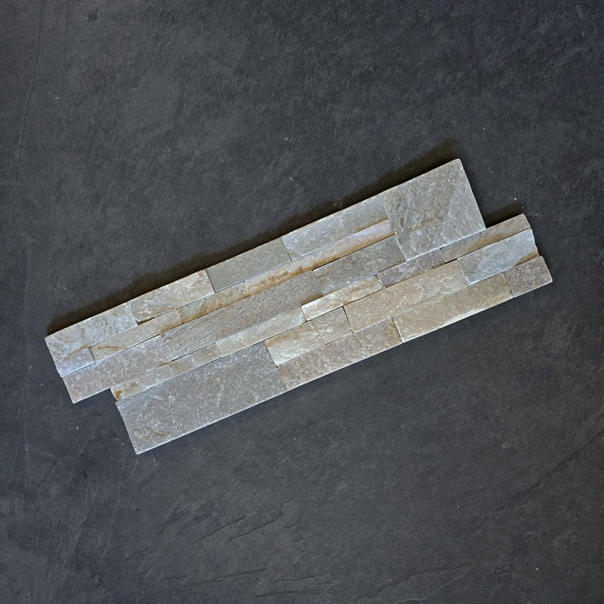 Naturstein Verblender aus Quarzit mit Block, sichtbare Oberflächenstruktur und natürliche Farbvariation, ideal für Wandgestaltung.