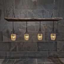 Hängelampe aus Glas für Badgestaltung, elegante Beleuchtungslampe mit modernem Design, sichtbar in der Abbildung.