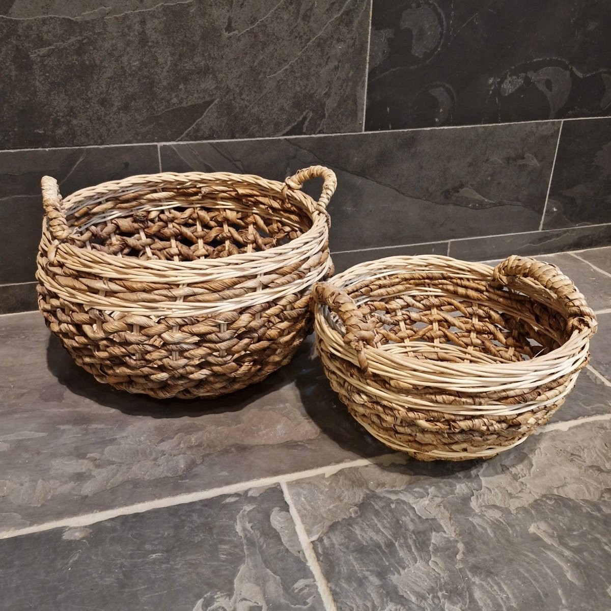 Handgeflochtenes Rattan-Badgestell von Körbchen, naturbelassenes Badzubehör für stilvolle Badezimmergestaltung
