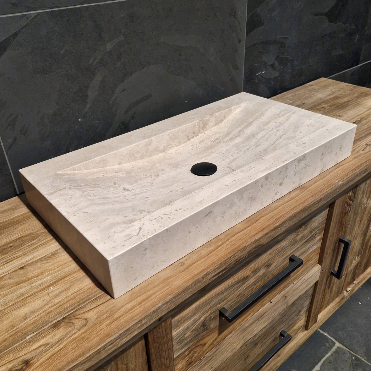 Glatter Travertin-Waschtisch aus Naturstein von BILBAO, für modernes Badezimmer, in verschiedenen Größen sichtbar.