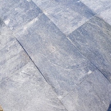 Muster von Quarzit Silver Grey Terrassenplatten mit grauer, strukturierter Oberfläche, ideal für elegante Außenflächen.